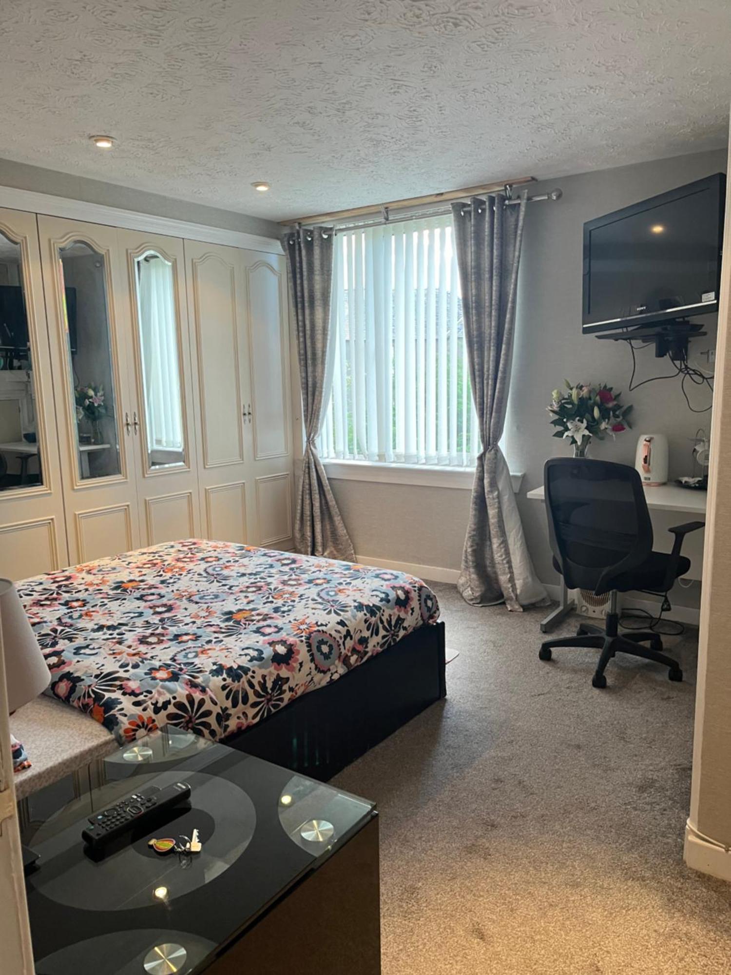 Room In A Home Единбург Екстер'єр фото